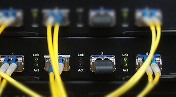 Na zdjęciu znajdują się elementy wyposażenia Serwerowni UZ