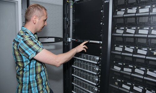 Fotografia przedstawia administrator&oacute;w CK podczas pracy w Centrum Przetwarzania Danych