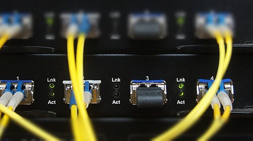 Na zdjęciu znajdują się elementy wyposażenia Serwerowni UZ