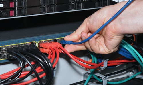 Fotografia przedstawia administrator&oacute;w CK podczas pracy w Centrum Przetwarzania Danych