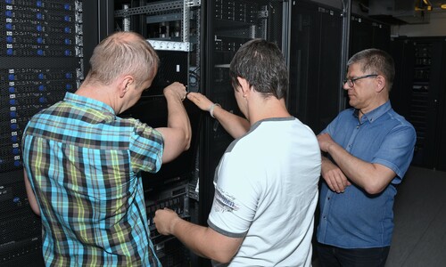 Fotografia przedstawia administrator&oacute;w CK podczas pracy w Centrum Przetwarzania Danych