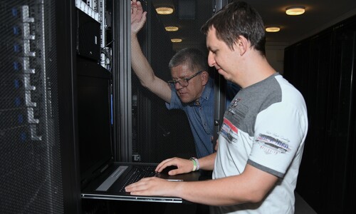 Fotografia przedstawia administrator&oacute;w CK podczas pracy w Centrum Przetwarzania Danych