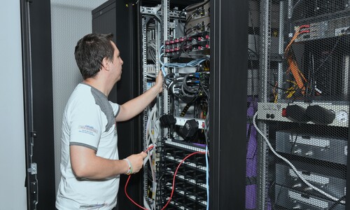 Fotografia przedstawia administrator&oacute;w CK podczas pracy w Centrum Przetwarzania Danych