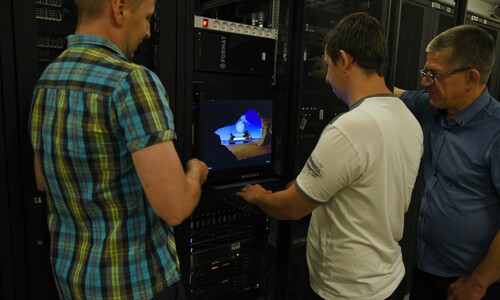 Fotografia przedstawia administrator&oacute;w CK podczas pracy w Centrum Przetwarzania Danych