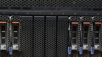 Na zdjęciu znajdują się elementy wyposażenia Serwerowni UZ