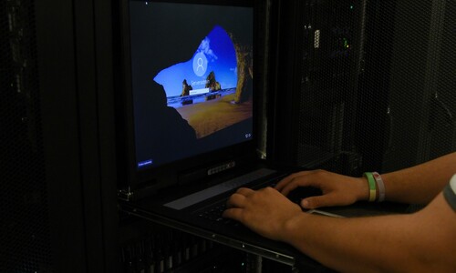 Fotografia przedstawia administrator&oacute;w CK podczas pracy w Centrum Przetwarzania Danych