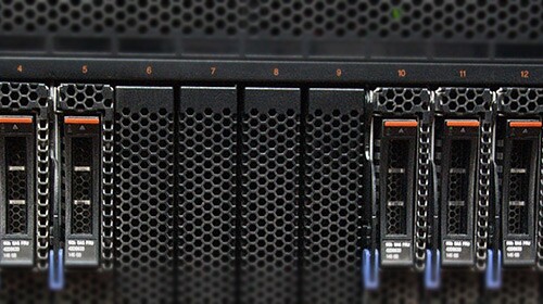 Na zdjęciu znajdują się elementy wyposażenia Serwerowni UZ