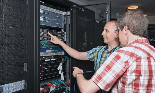 Fotografia przedstawia administrator&oacute;w CK podczas pracy w Centrum Przetwarzania Danych